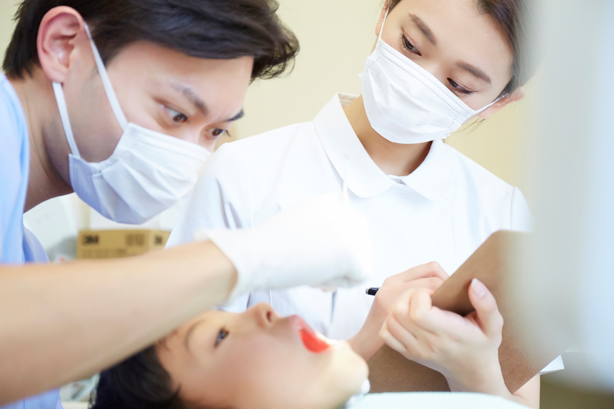 歯医者の治療中の写真